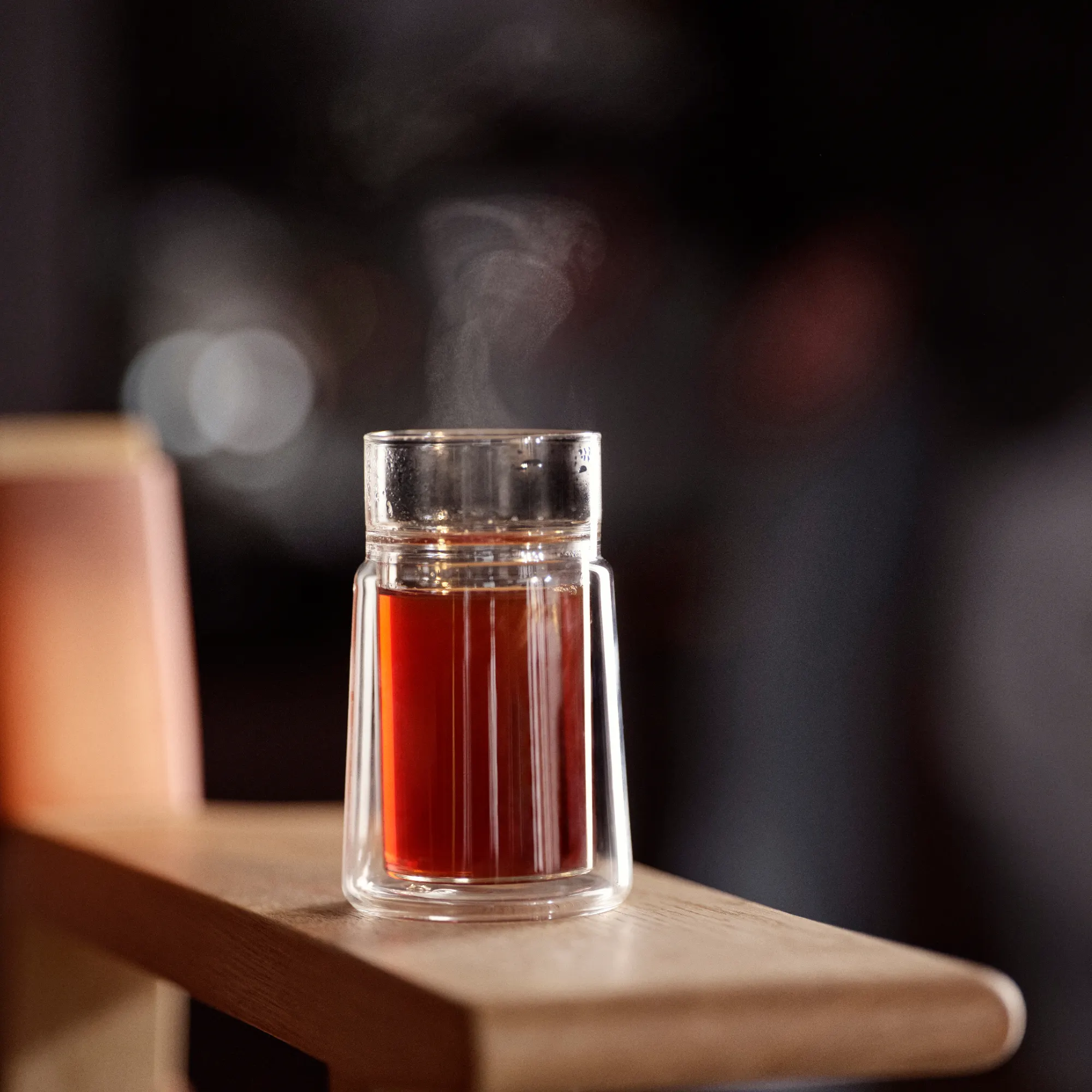 image słoik, szklanka, czerwona ciecz, butelka przypraw, na stole