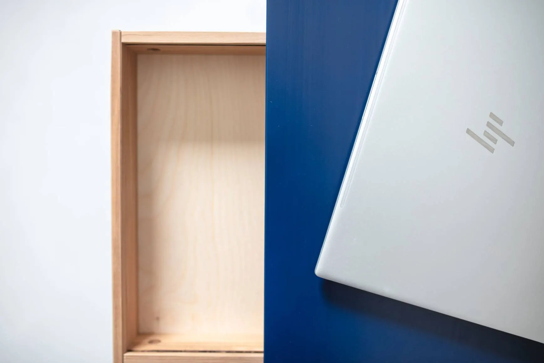 Biurko z szufladą i panelem LUKA 65x50 niebieskie/jesionowe nogi - NRGB_WDLUK113_DRAW