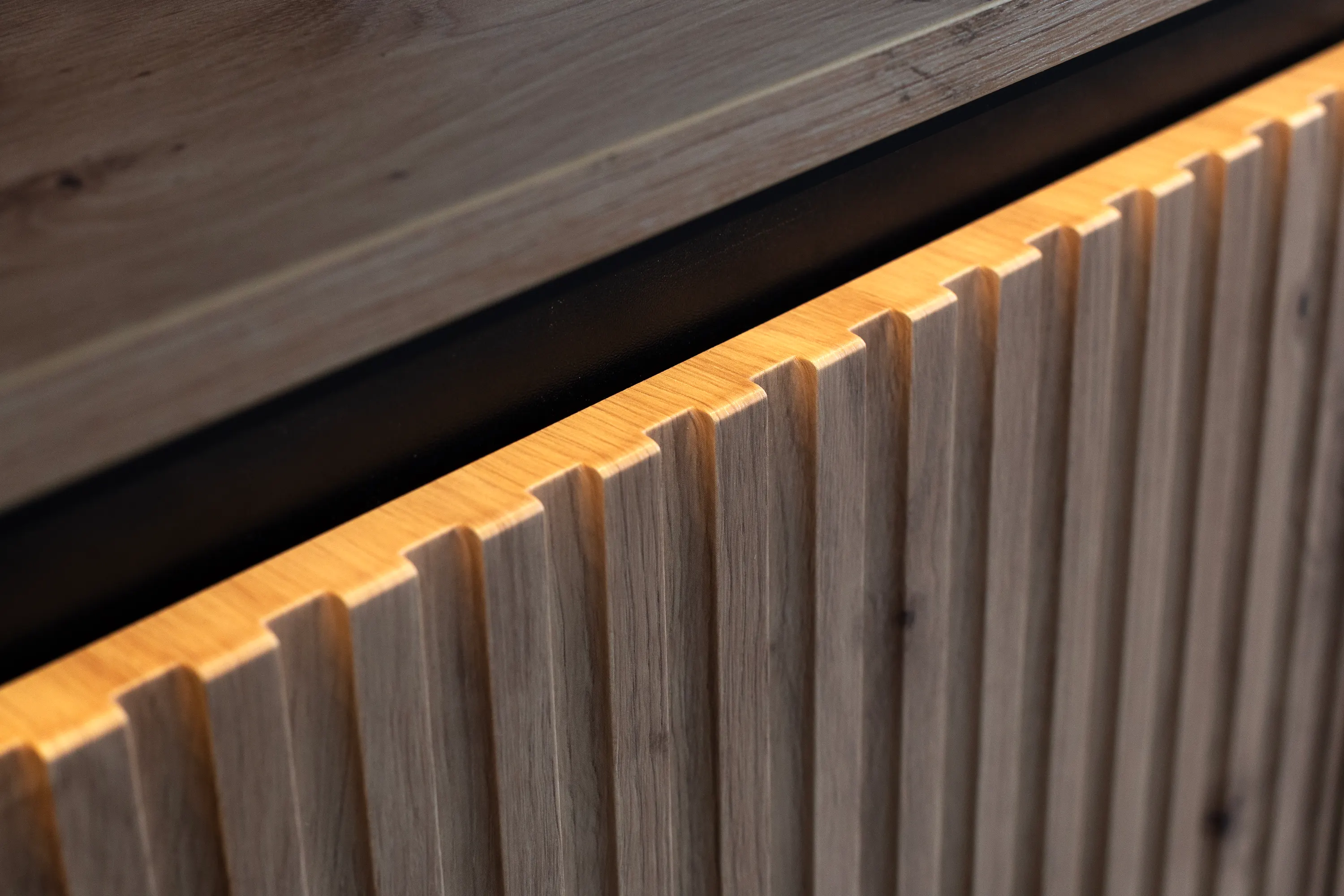 Wysoka komoda z oświetleniem TREND TR-03 4D ryflowana dąb artisan/czarny - TR3DAC-V2