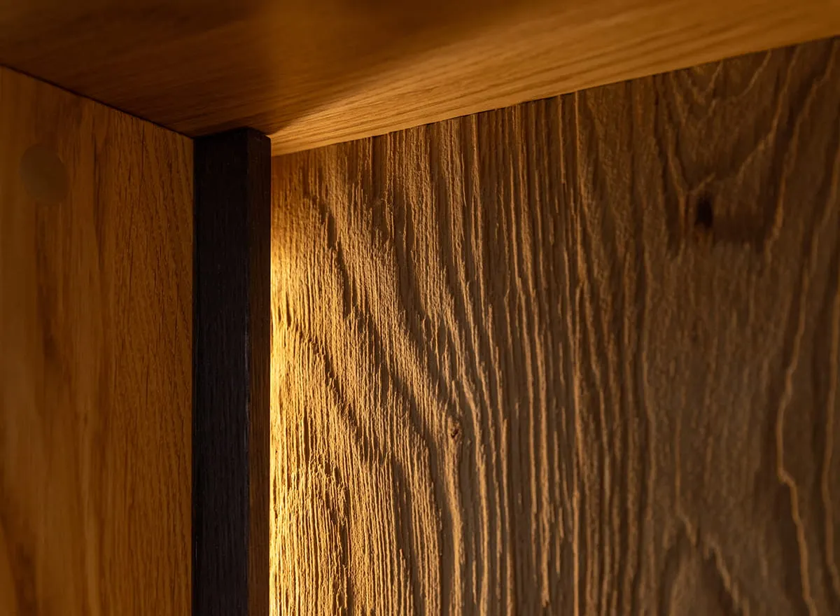 Witryna niska dębowa COLLODI 2-drzwiowa z oświetleniem - dab olejowany - ZICOL10