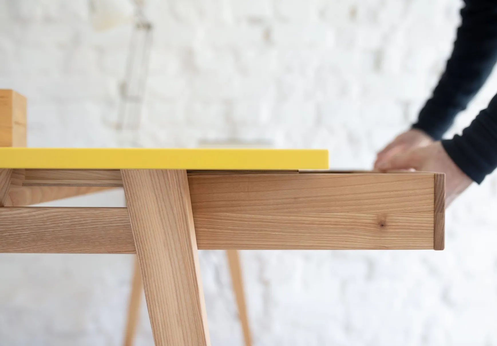 Biurko narożne z szufladą LUKA prawostronne 135x85 grafitowy blat/ drewniane nogi - RGB_CDLUK23_R