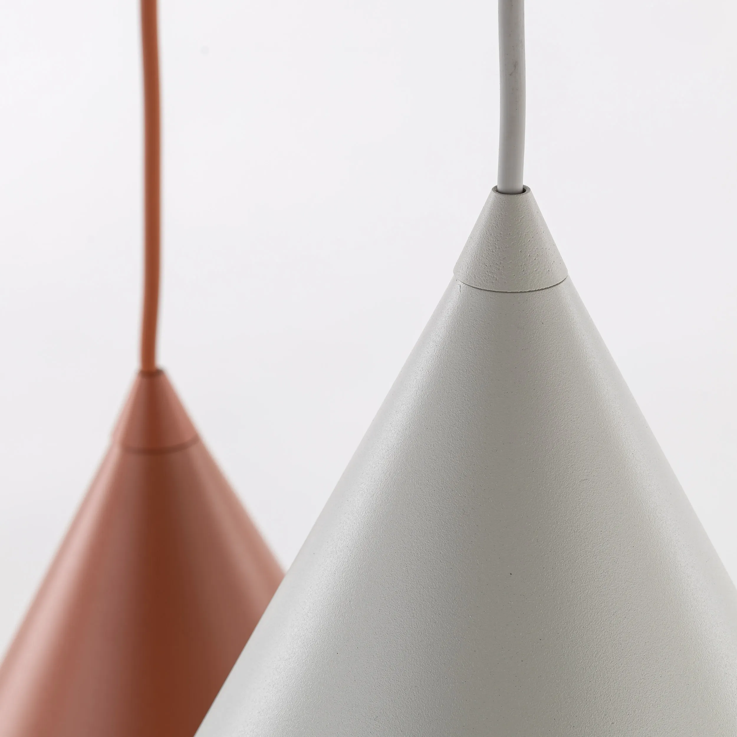 Lampa wisząca CONO MIX czarna z różnokolorowymi beżowym ceglanym czarnym kloszami o różnych wymiarach 160x50cm - TK_6633