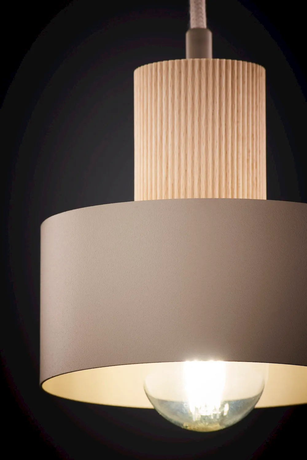 lampa wisząca, lampa sufitowa, korek drewniany, korpus metalowy, żarówka LED
