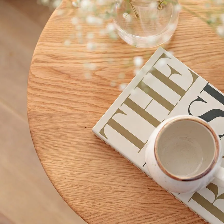 image stolikowy blat, kubek ceramiczny, gazeta na stoliku, kawa, kawa w kubku