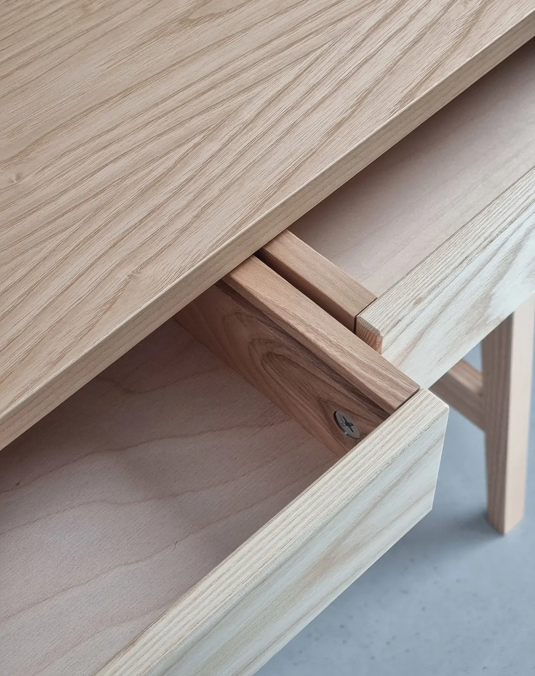 Biurko z szufladami LUKA 110x50 biały panel/naturalny jesion - NRGB_WDLUK2_WOOD_ASH