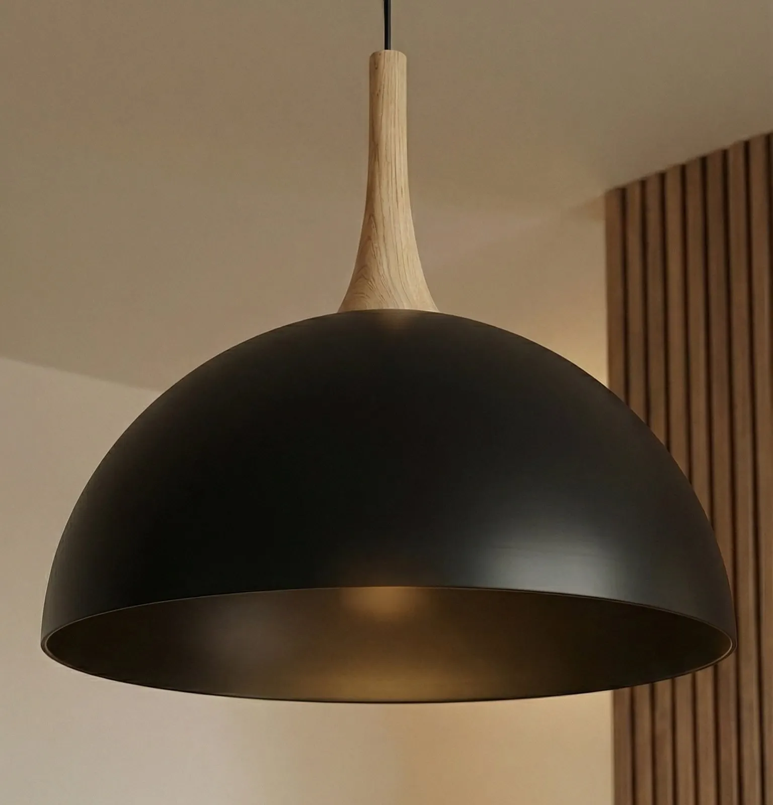 image lampa wisząca, czarna kula, drewno, kolor czarny, półkula