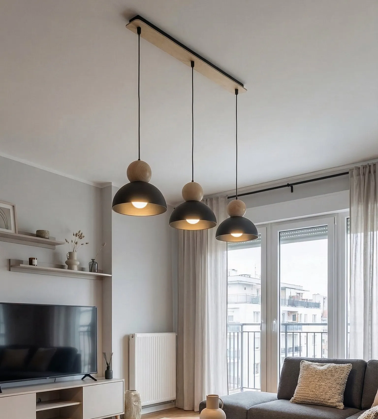 lampa wisząca, trzy abażury, drewniane elementy, okolica salonu, kolor neutralny