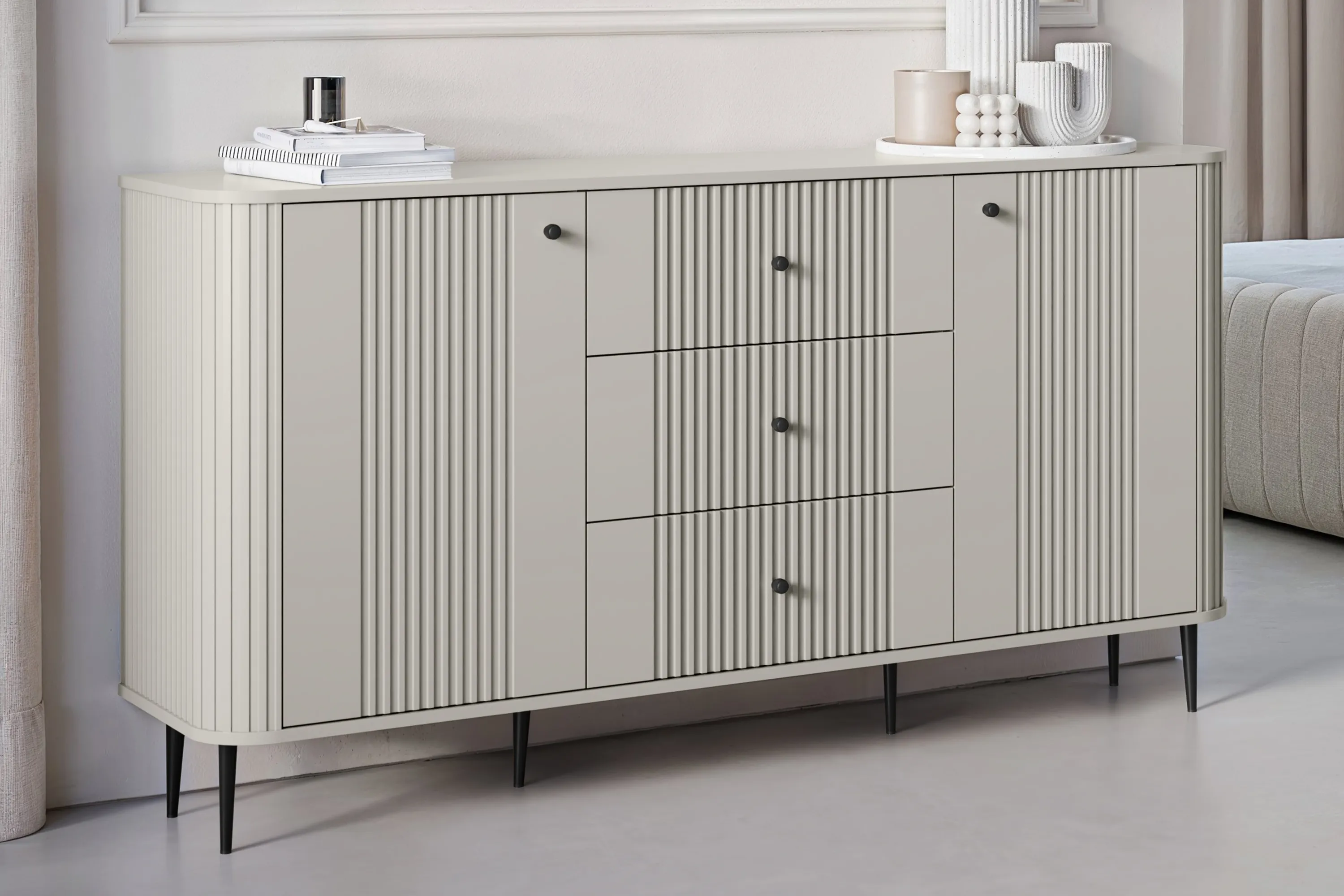 Komoda 2-drzwiowa z 3 szufladami VESPER 160 ryflowany front cashmere czarne nogi - B_163598