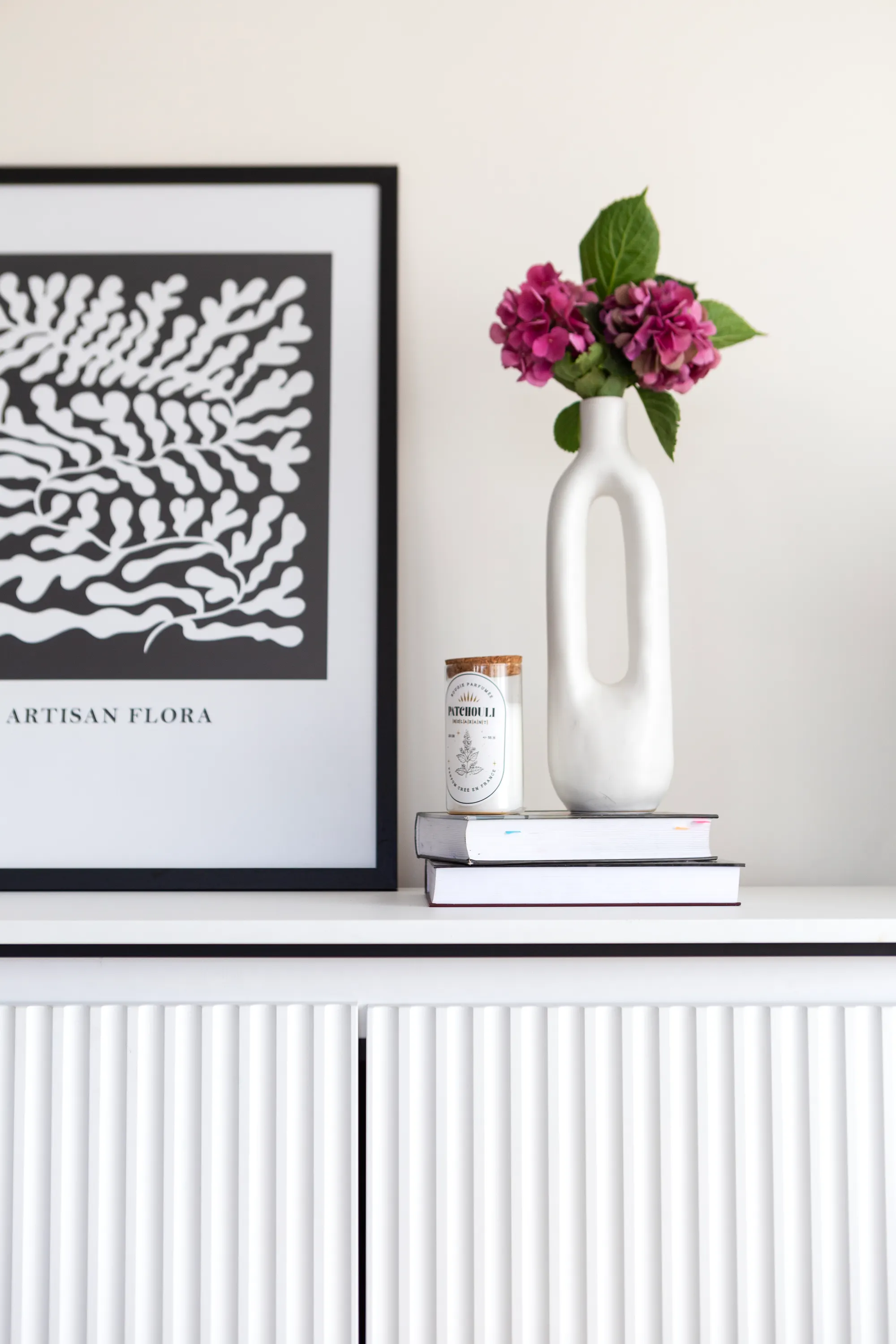 Szafka RTV z oświetleniem TREND TR-05 4D 166cm ryflowana biały/czarny - TR5BIC-V2