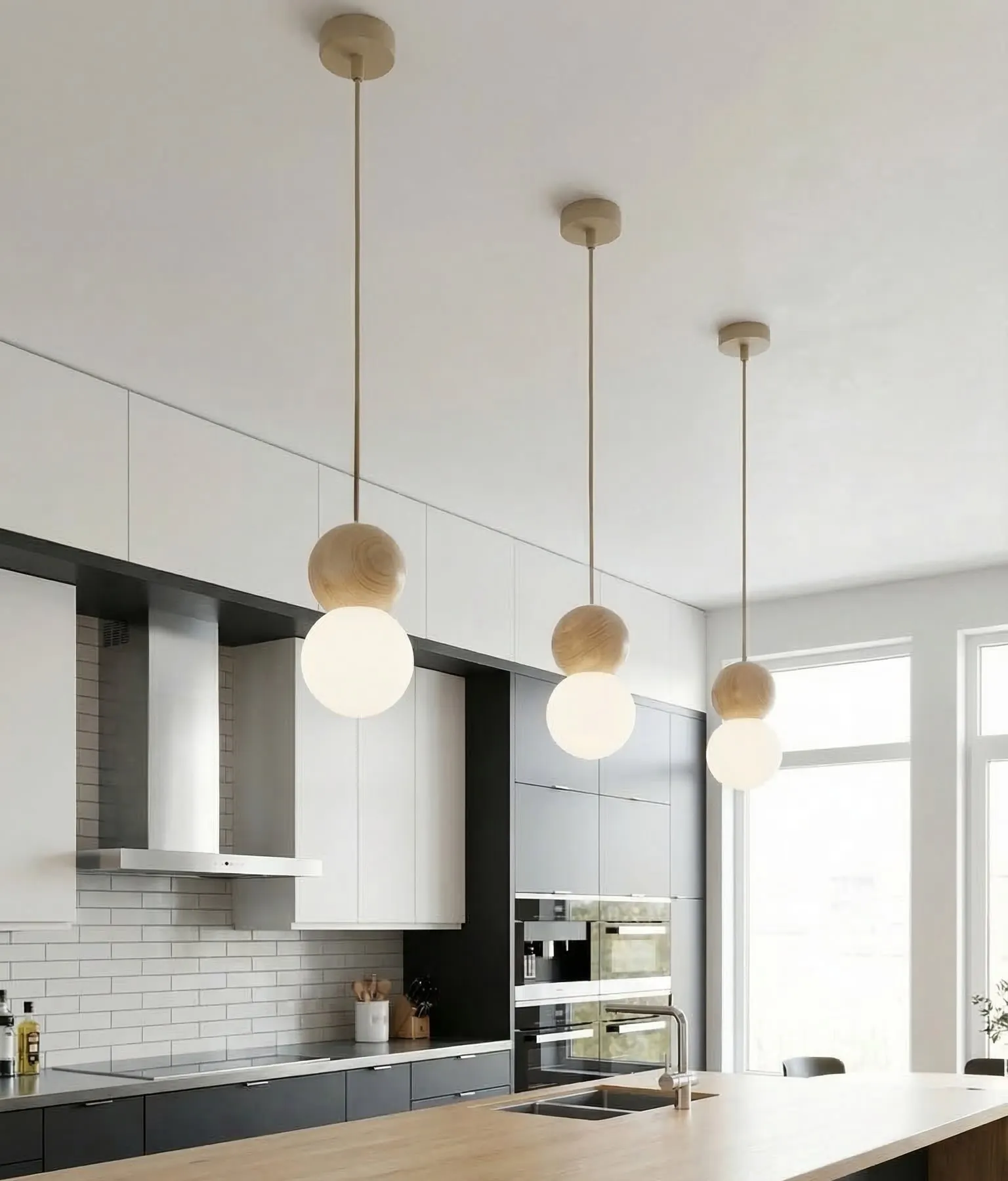 lampa wisząca, balllight, kuchnia, drewniany korpus, białe abażury