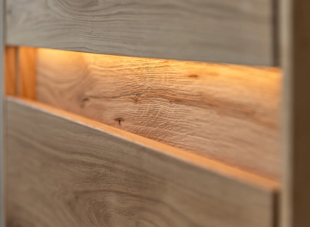 Witryna drewniana szklana DIVISIONE z oświetleniem prawa dąb olejowany - ZIDIV01R