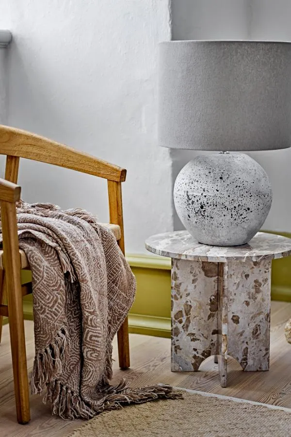 lampa stołowa, lampa ceramiczna, stolik marbleowy, koce dekoracyjne, skandynawski styl