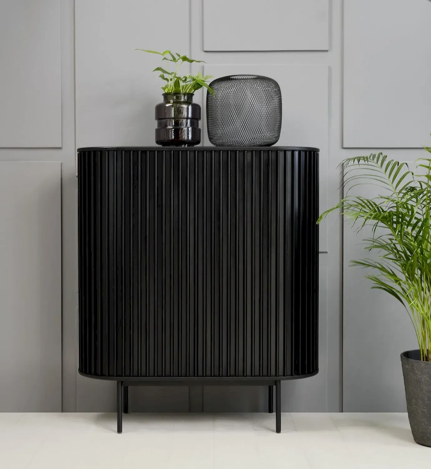 Komoda wysoka 2-drzwiowa SIENA z szufladą ryflowana czarna - UN_46094640