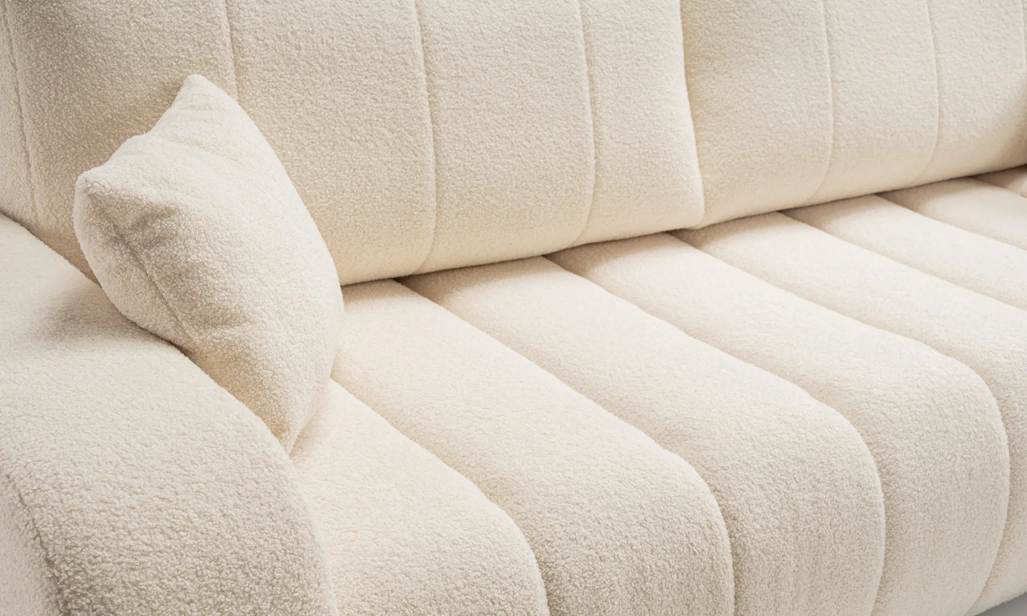 Sofa rozkładana z pojemnikiem BALOO LAMBI 248 cm pikowana beżowa — zdjęcie 7