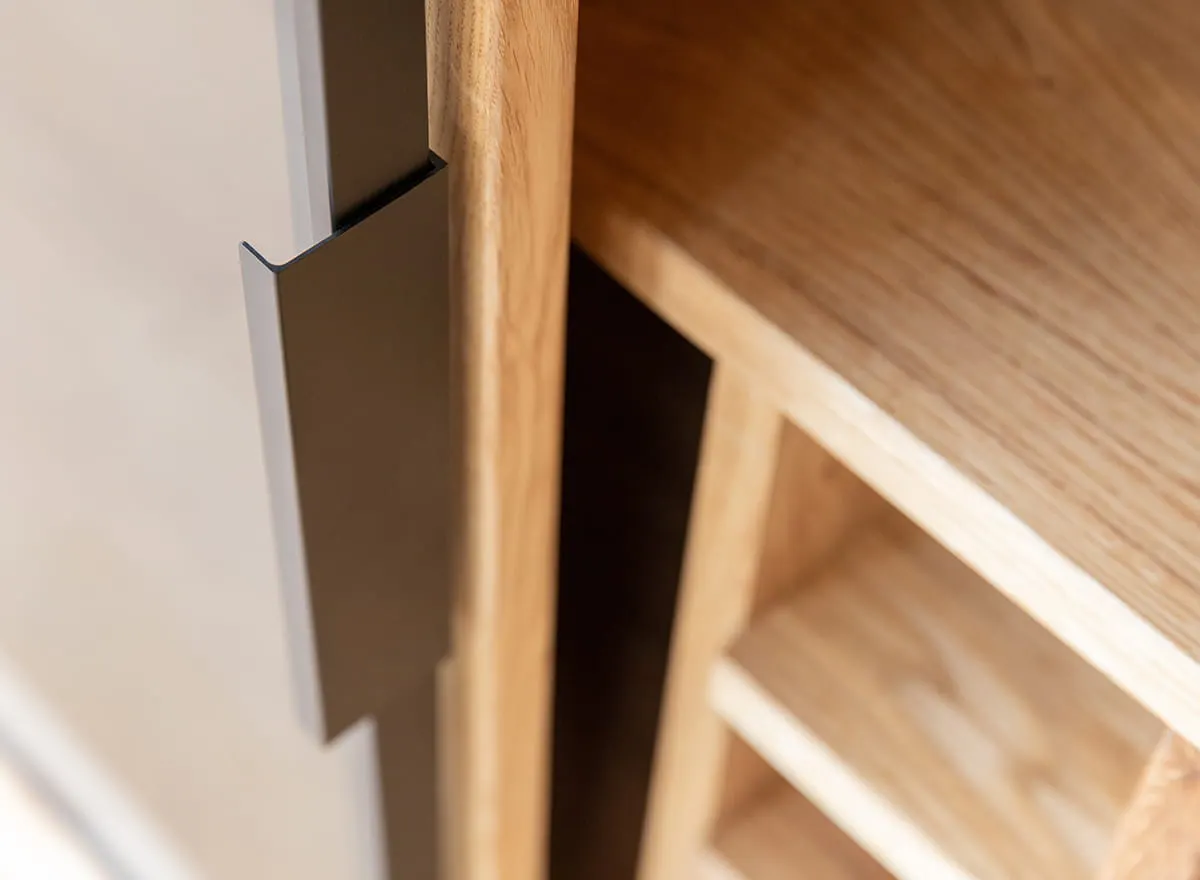 Komoda z barkiem MODERN LOFT 2-drzwiowa z przeszkleniem - dąb olejowany, czarny - PLMOL01S