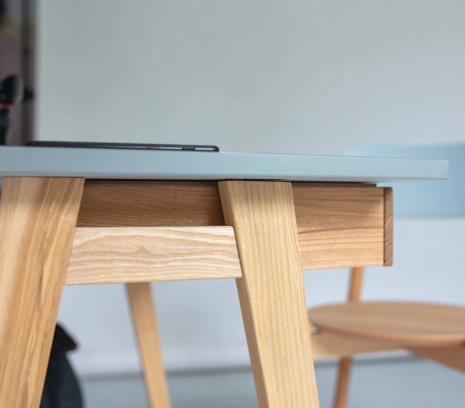 Biurko narożne z szufladą LUKA prawostronne 135x85 jasnoszary blat/ drewniane nogi - RGB_CDLUK28_R