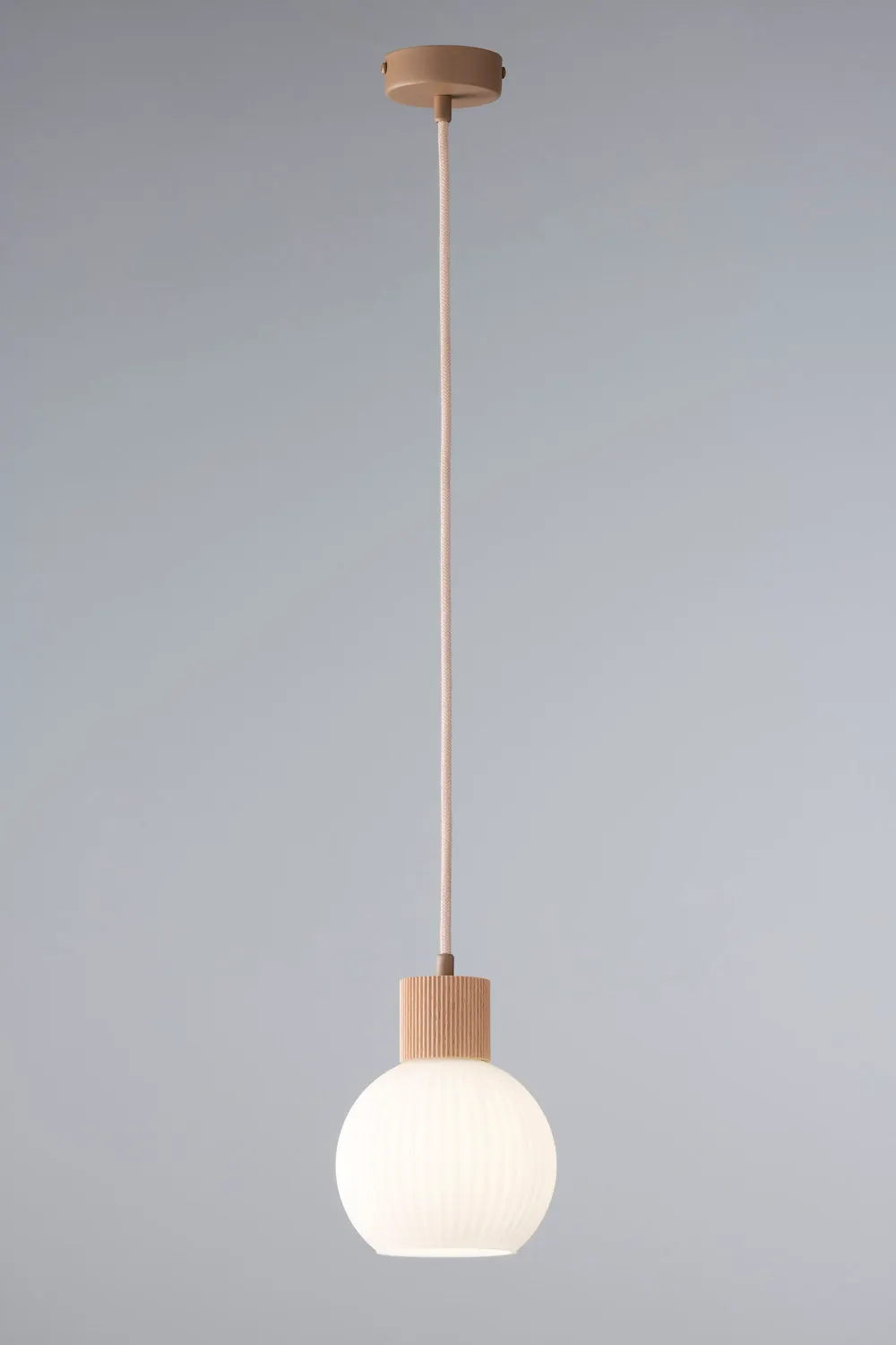 lampa wisząca, pendant, kulista lampa, drewniana oprawa, nogi drewniane
