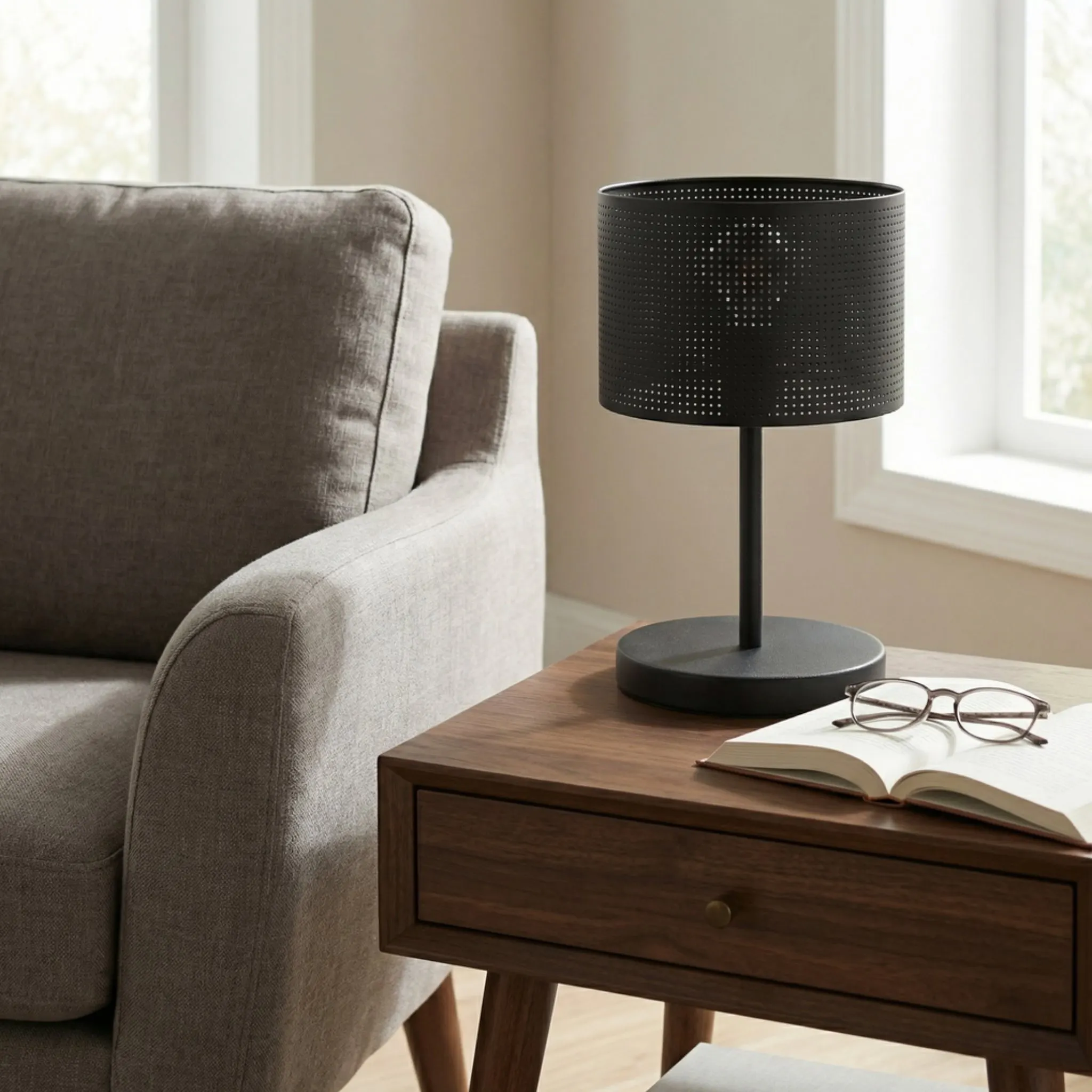 lampa stołowa, lampka nocna, czarna lampka, perforowana obudowa, drewniany stolik