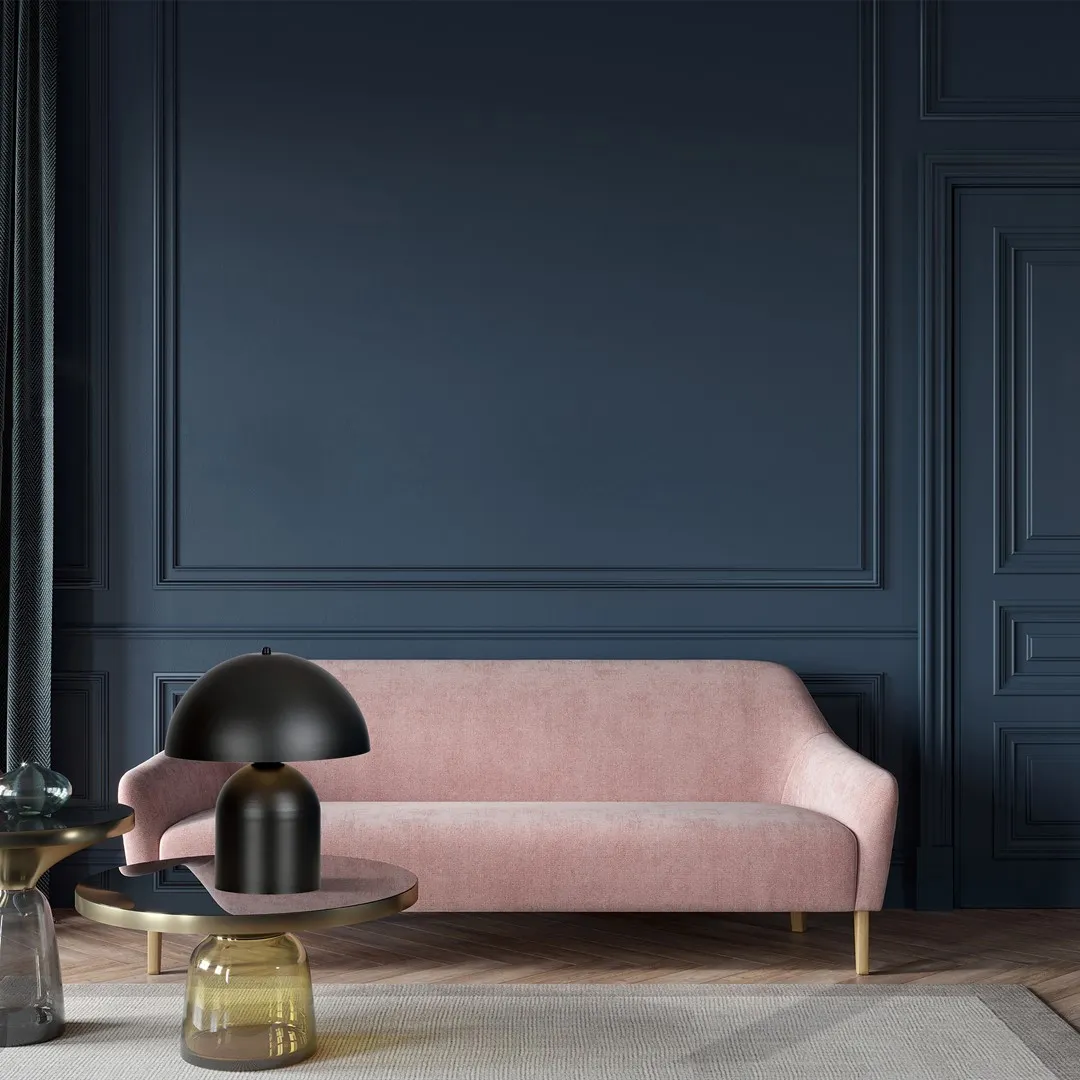 image różowa sofa, sofа różowa, sofa do salonu, międzypokoleniowa?, ciemnoniebieska ściana