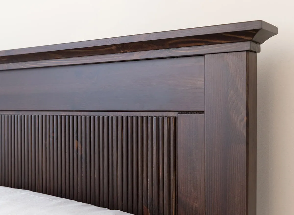 Łóżko z zagłówkiem drewniane ROSELLA 200x200 sosna ciemny brąz - SKROS200X200