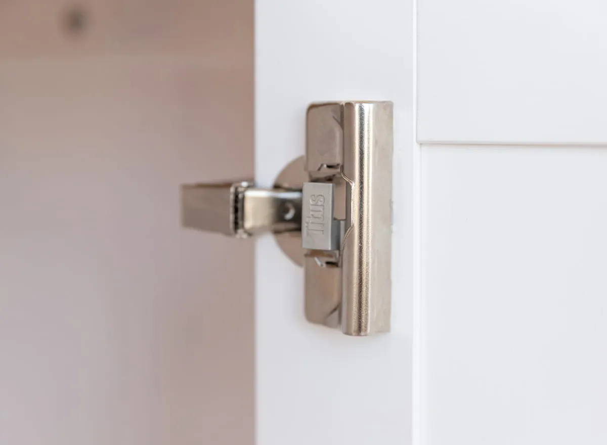 Witryna wąska MARONE ELITE 1-drzwiowa z 2 szufladami biała, tabacco - PLMEL01/T