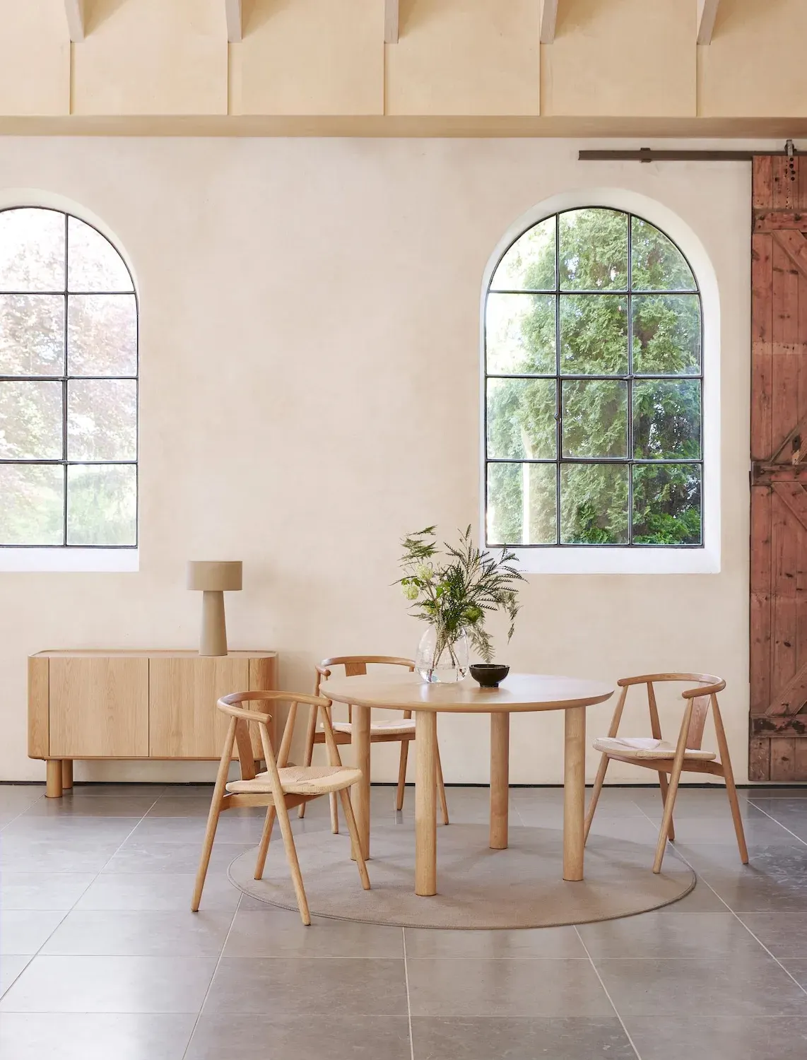 Krzesło drewniane okrągłe RELATE z podłokietnikami naturalny - UN_49560000