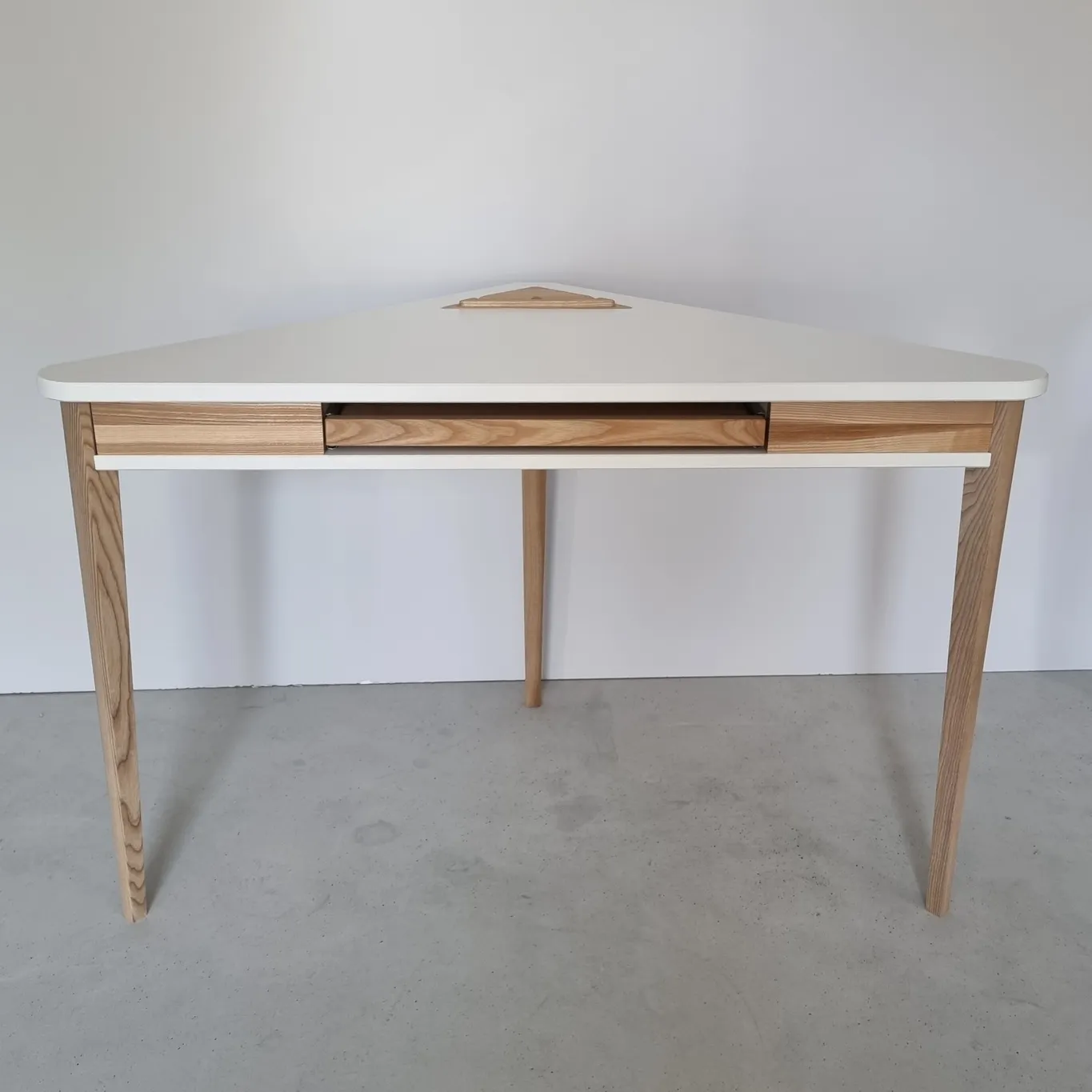 Biurko narożne ASHME z półką na klawiaturę 114x85 brązowy blat/jesionowe nogi