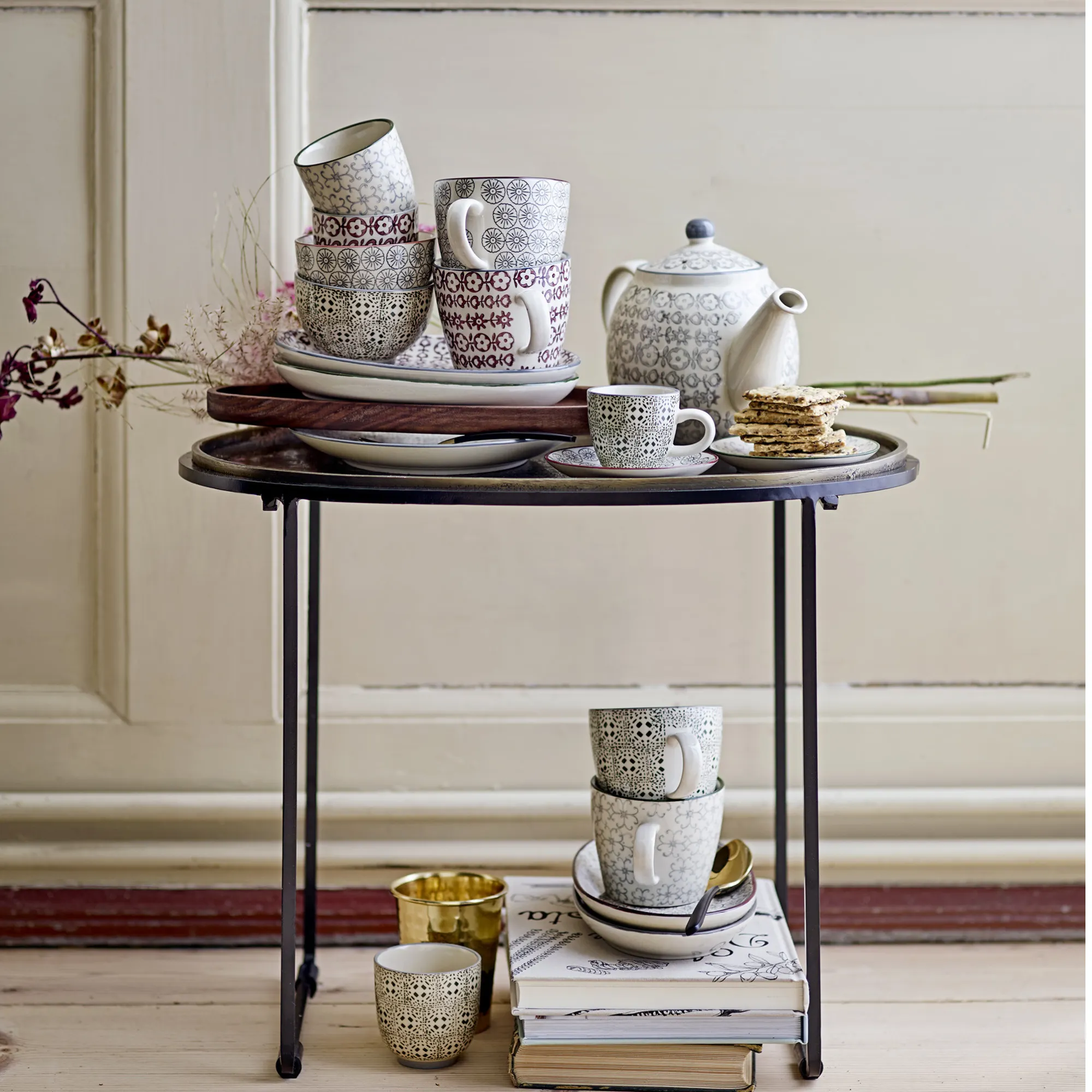 image porcelanowy, filiżanki, dzbanek, stolik-metalowy, wzory