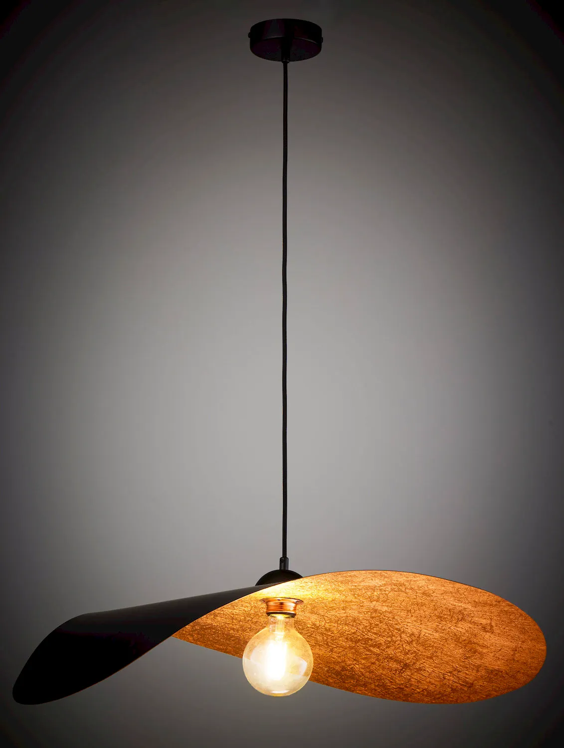 image lampa wisząca, design lamp, kolor złoty, emisja światła, kabel wiszący