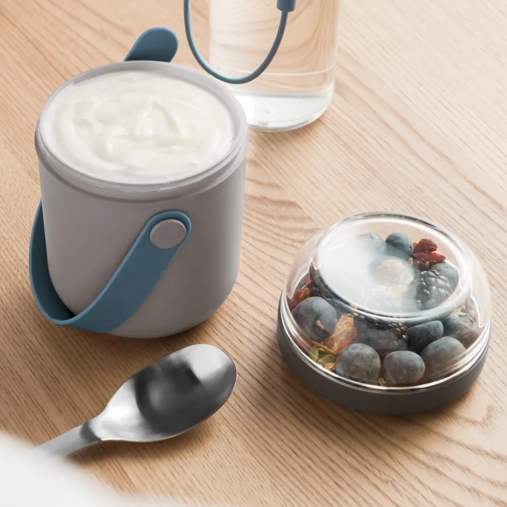 image młynek dołączony, pojemnik na mleko, pojemnik na owoce, kuchenna akcesoria, silikonowy uchwyt