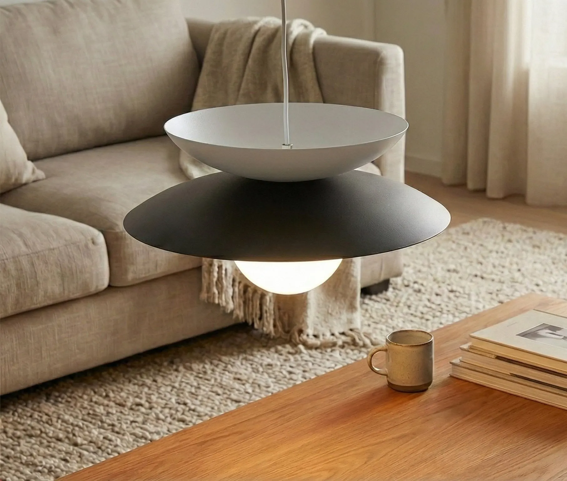 image lampa wisząca, designowy halogen, czarna półka lampy, białe wnętrze, żywy świecący okrągły abażur