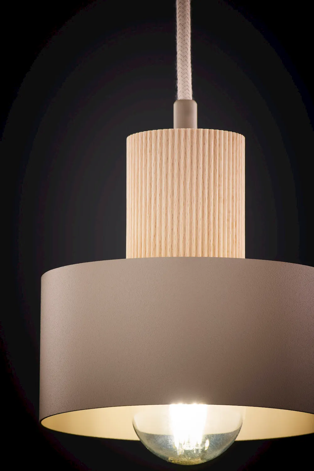 lampa wisząca, cieńka lampa, korpus drewniany, żarówka LED, metalowy abażur