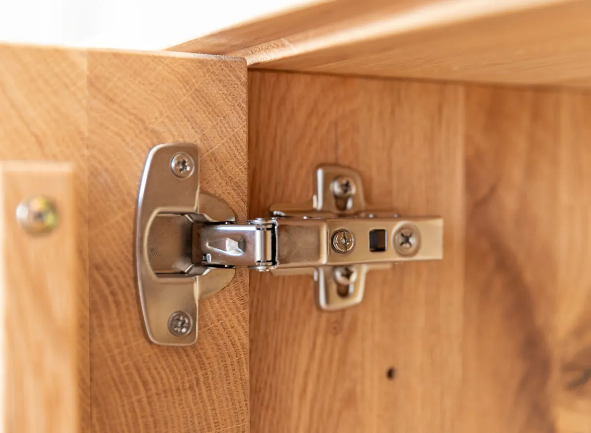 Komoda dębowa 3-drzwiowa z lamelami TIRANO Dąb olejowany, Czarny - ZITIR05L