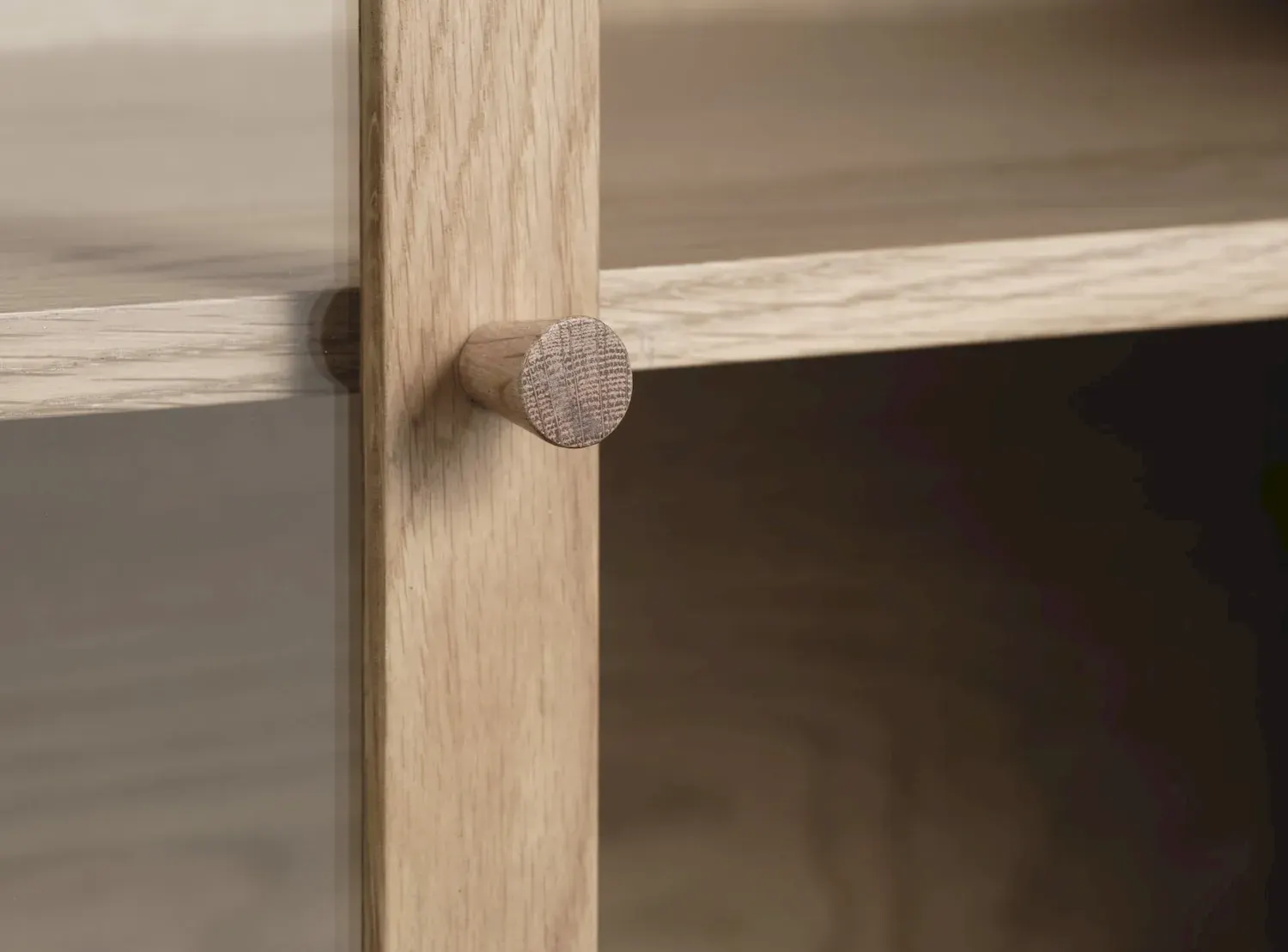 Komoda z witryną 3-drzwiowa na wysokich nóżkach ELBA przeszklone drzwiami i boki - dąb naturalny - UN_48460200