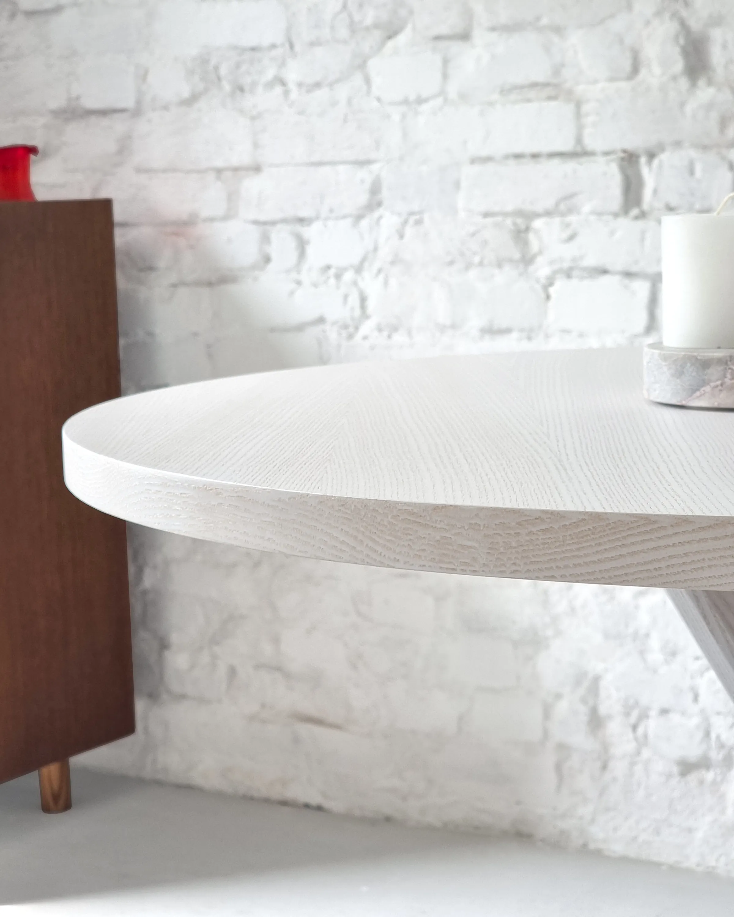 Stół okrągły JUBI BOLD Fi 110 kolor orzech - NRGBTJ110_WAL