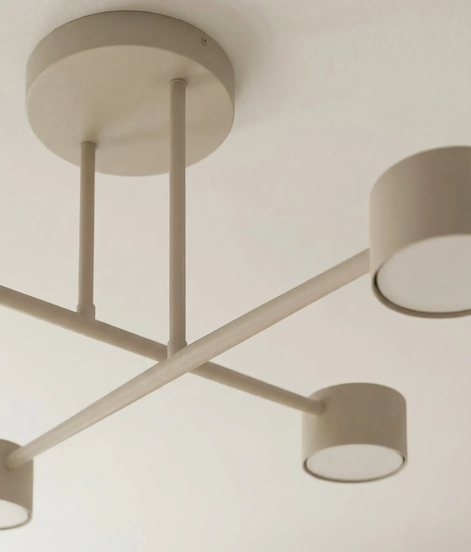 image lampa sufitowa, korpus metalowy, biały kolor, cztery ramiona, kuleczki zakończeniowe