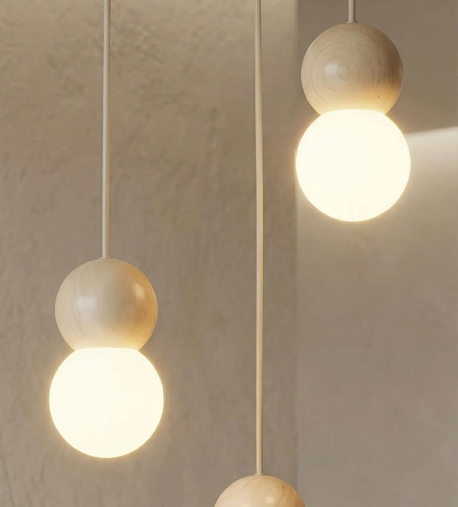 image lampa wisząca, kule świetlne, drewniane akcenty, nowoczesny design, oświetlenie sufitowe