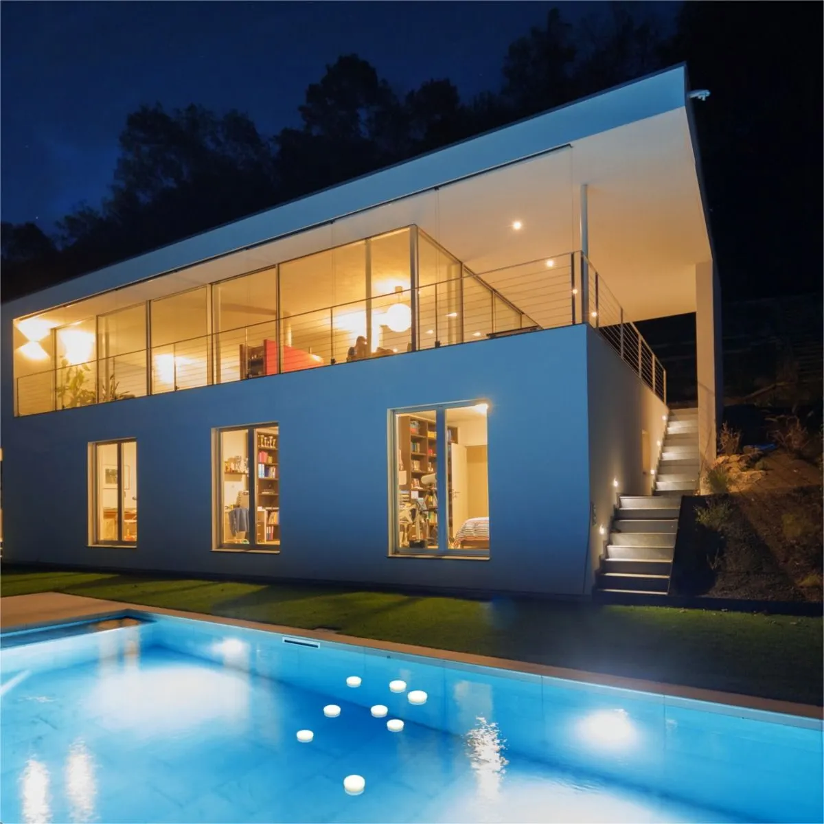 dom piętrowy, dom jednorodzinny, basen, oświetlenie, okna balkonowe