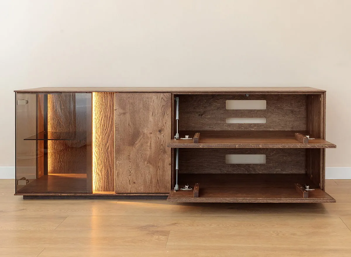 Komoda TV dębowa COLLODI z przeszkleniem i oświetleniem 165 cm - tabacco - ZICOL08T