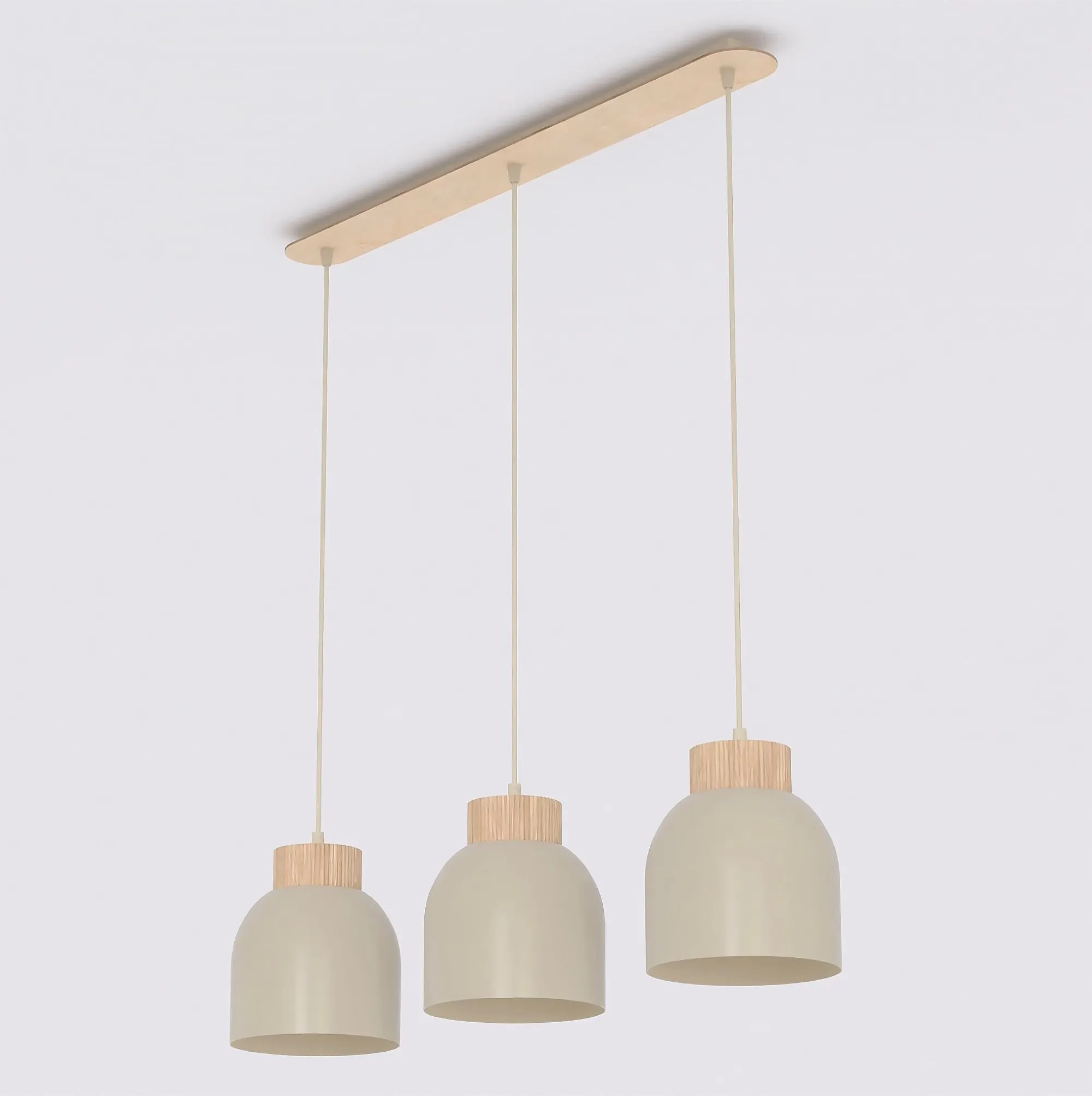 lampa wisząca, trzy zawiesia, szklane klosze, drewniane akcenty, neutralny kolor