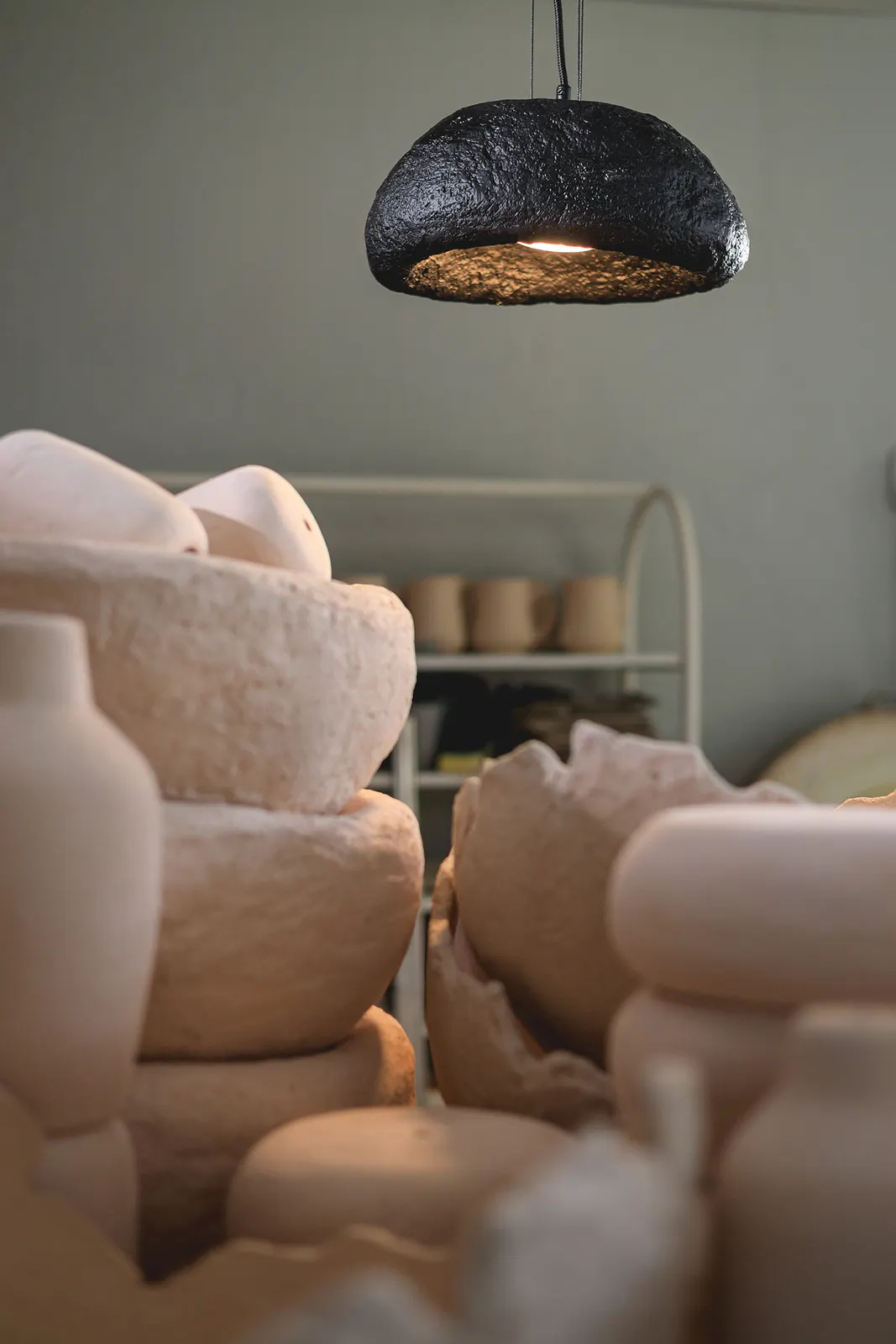 Lampa wisząca SYNTIA M 1 ceramiczny klosz czarna - SI_41430