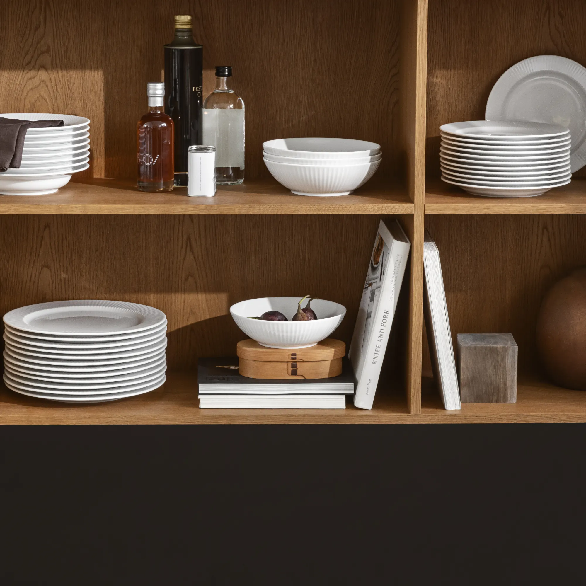 image szklanki, talerze, miska, naczynia drewniane, sztućce