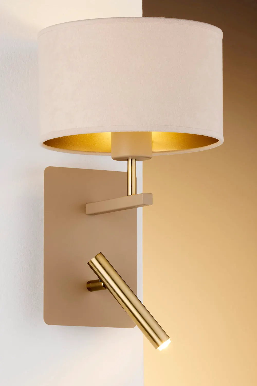 lampa ścienna, kinkiet, metaliczne wykończenie, biały kolor, tkaninowy abażur