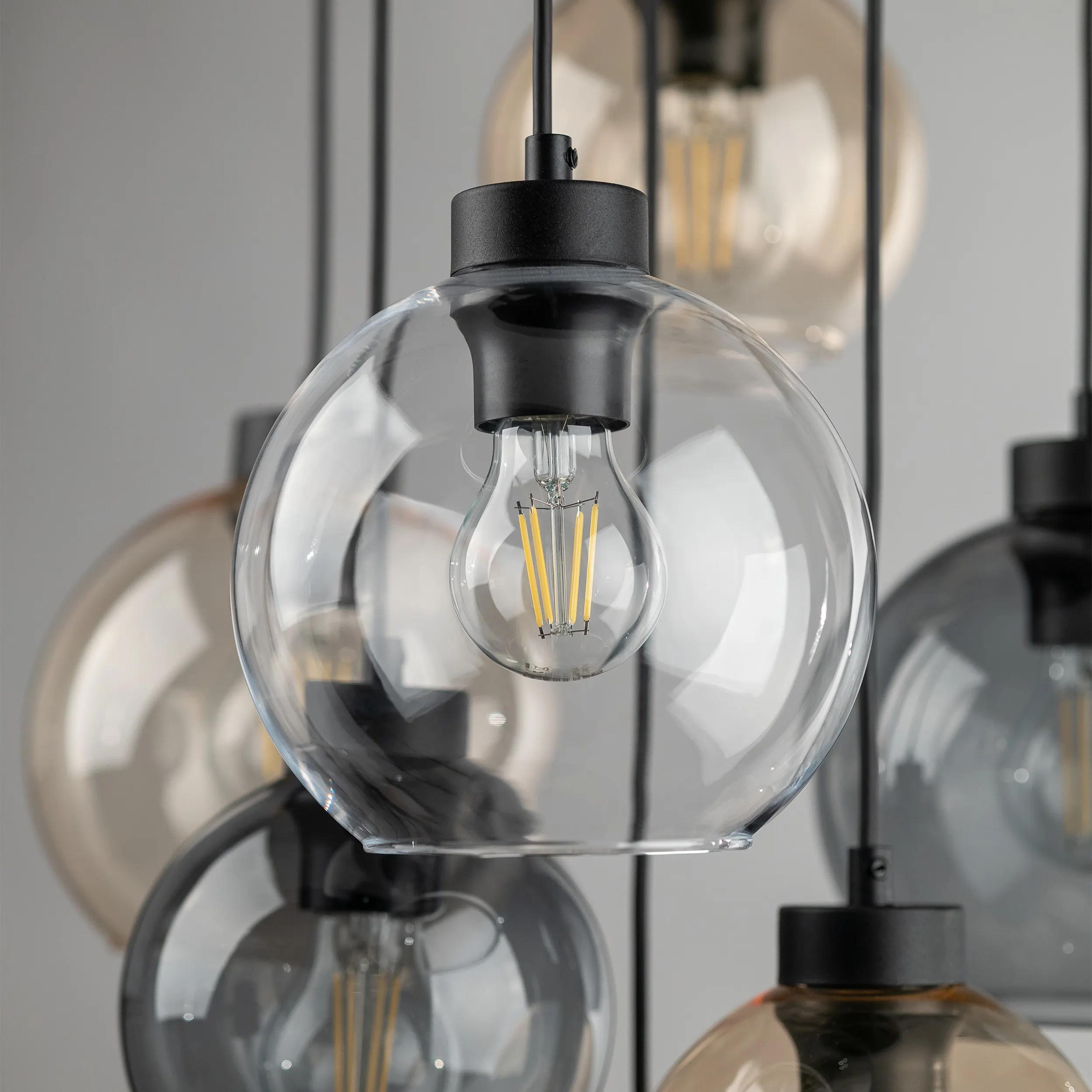 Lampa wisząca CUBUS czarna mix okrągłych szklanych kloszy transparentnych przyciemnianych bursztynowych 140x49cm - TK_10246
