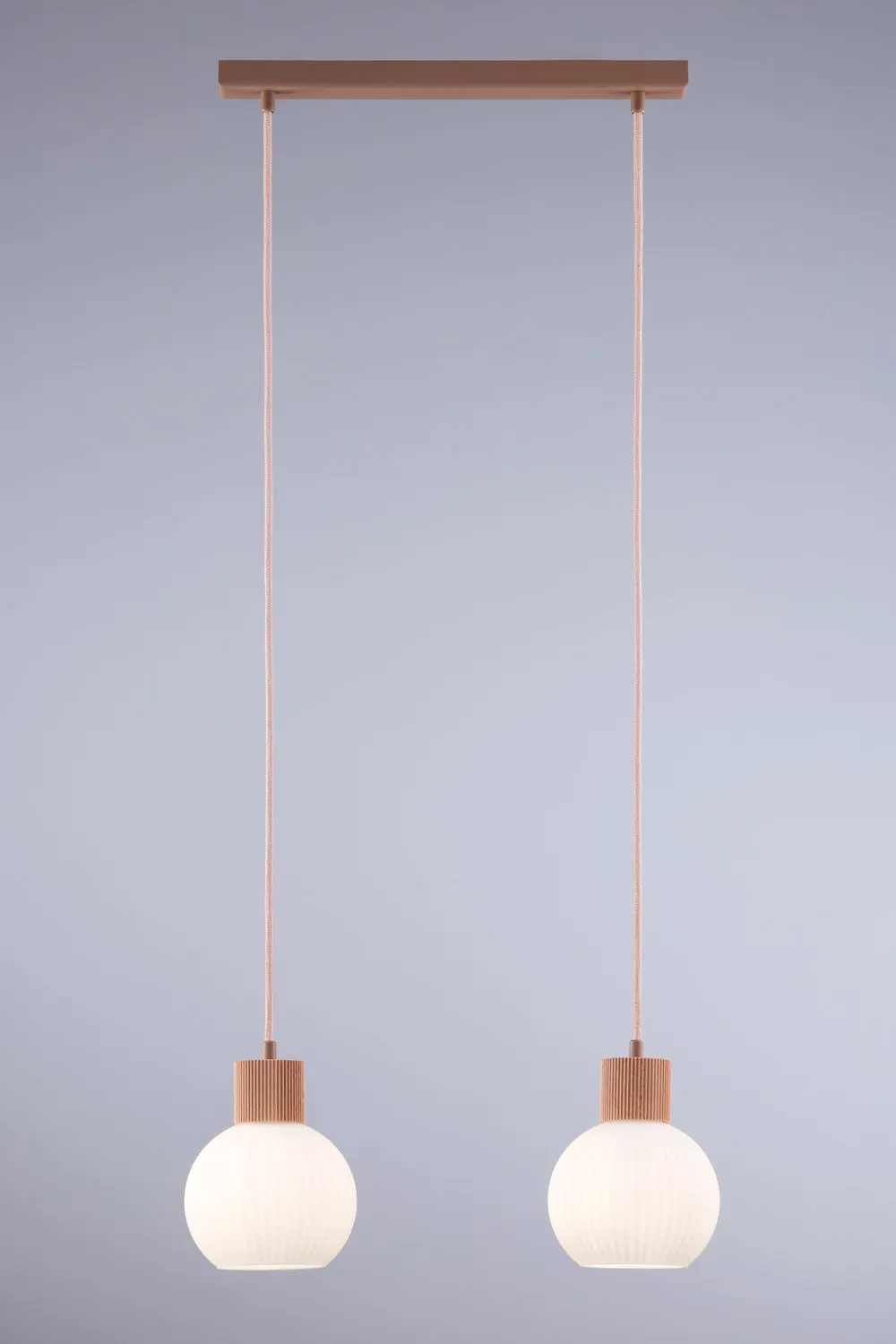 lampa wisząca, pendant lamp, podwójna lampa, szklany klosz, drewniane akcenty