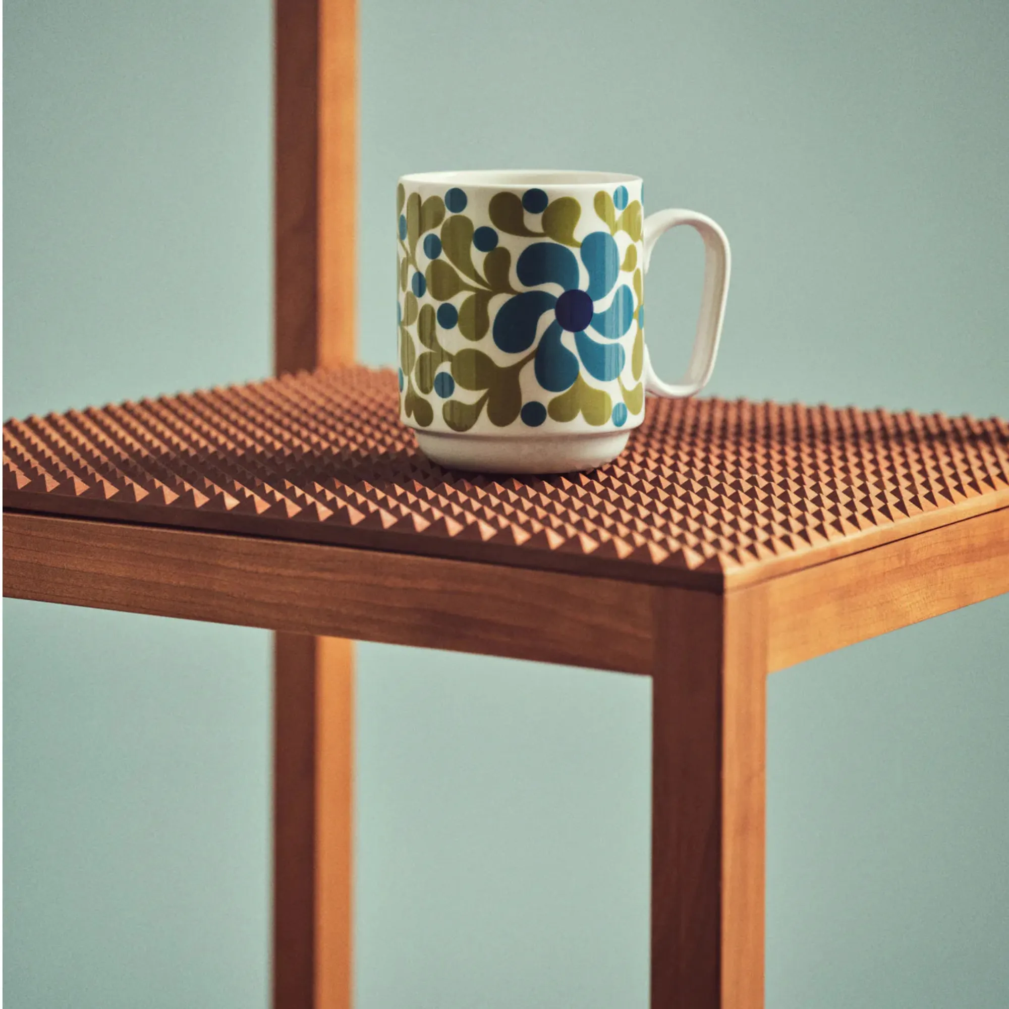 ceramiczny kubek, wzór kwiatowy, niebiesko-zielony, biała rączka, mug design