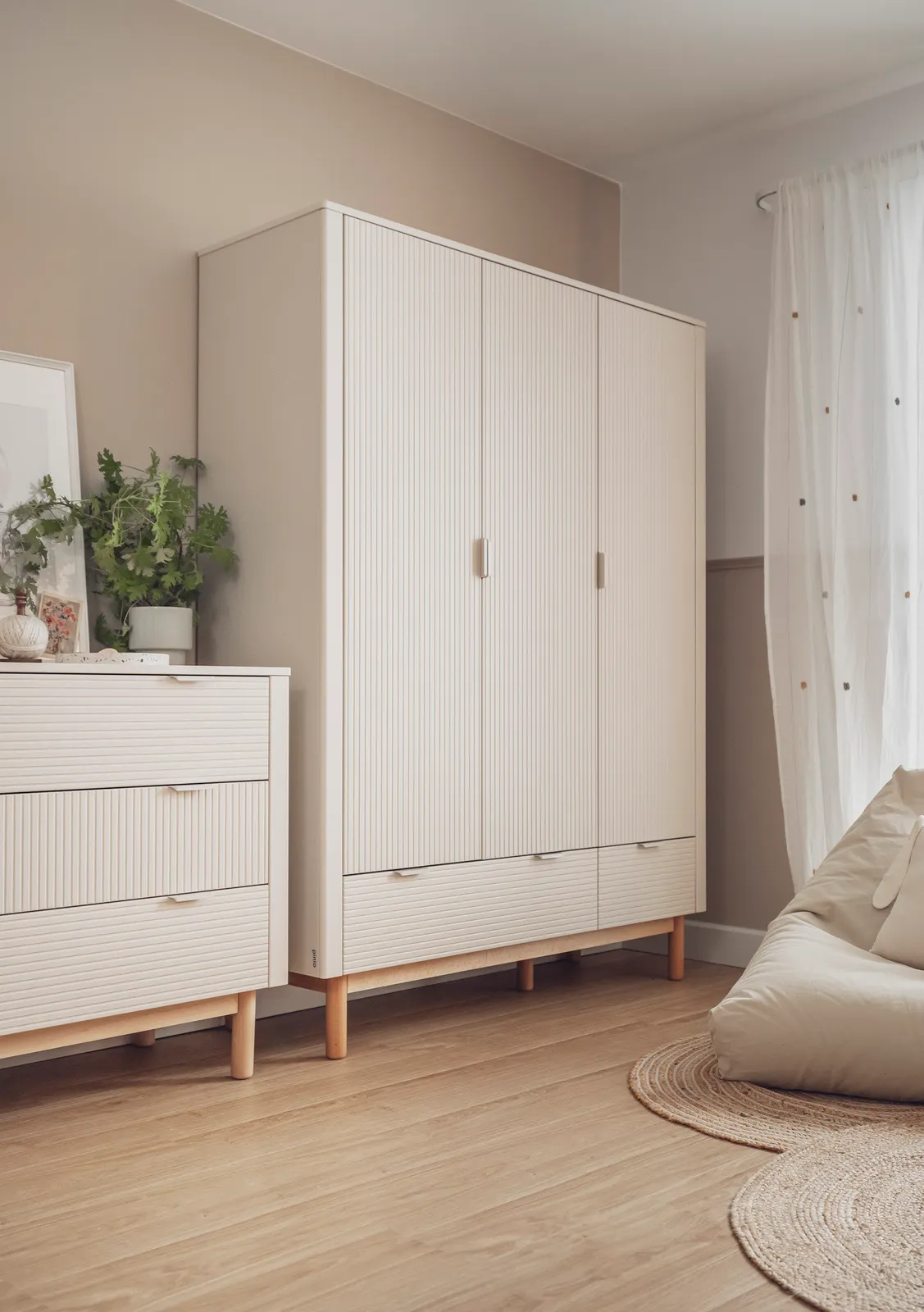 Szafa 3-drzwiowa z szufladami MILOO 144x198 beżowa - PIN_045-043-945