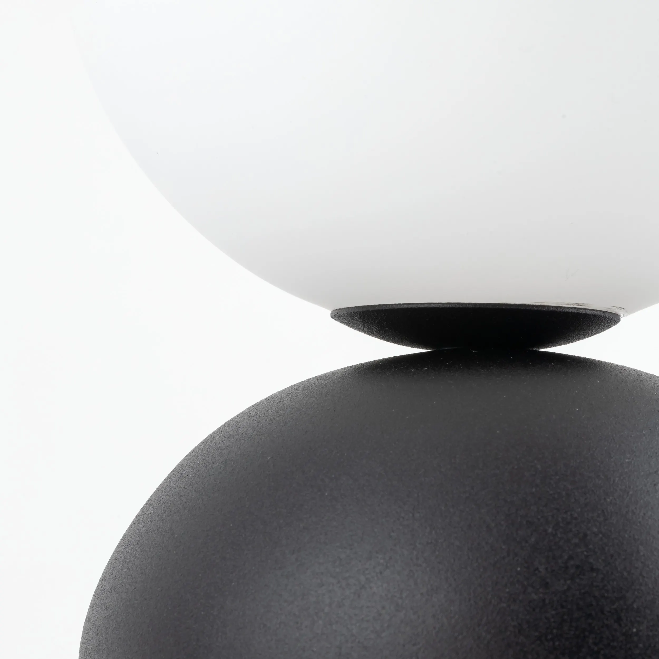 Lampka nocna MIKI czarna z białym okrągłym szklanym kloszem 21x12cm - TK_16044