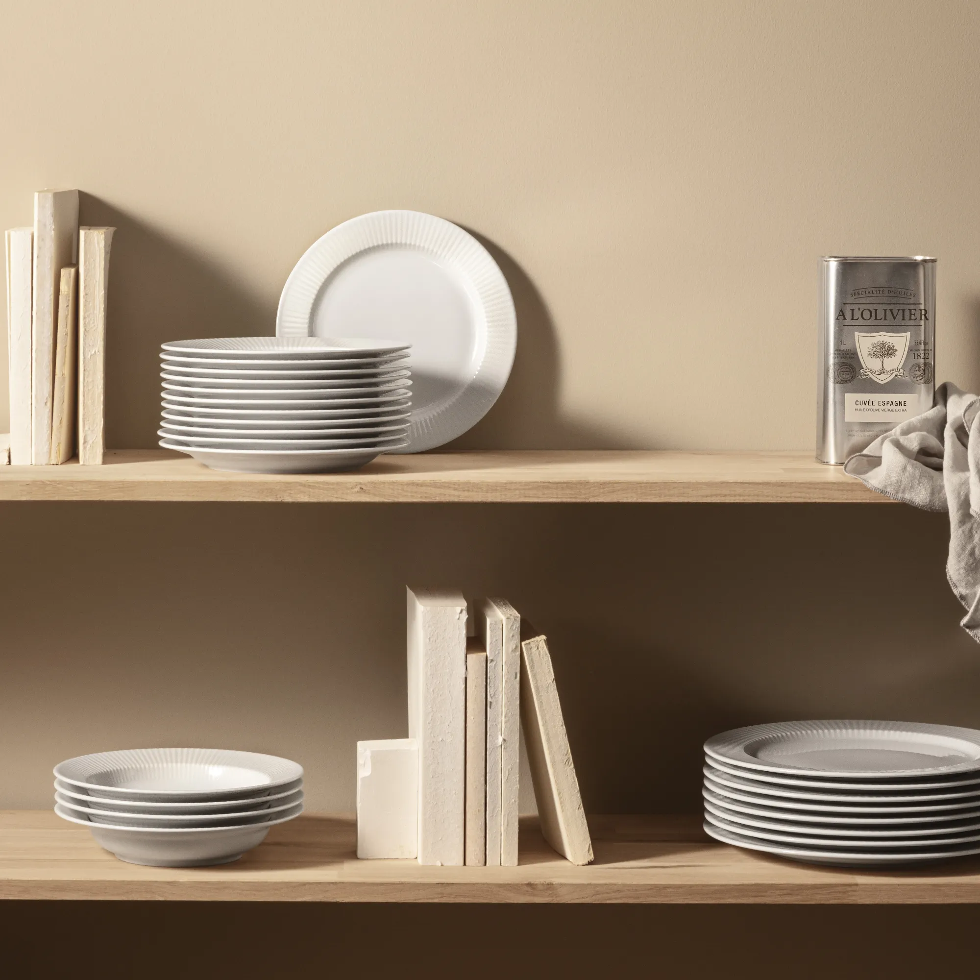 naczynia, zestaw talerzy, miska, płytki, puszka