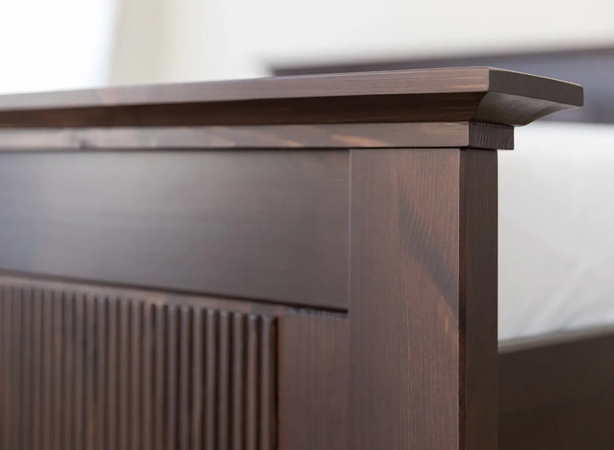 Łóżko z zagłówkiem drewniane ROSELLA 160x200 sosna ciemny brąz - SKROS160X200